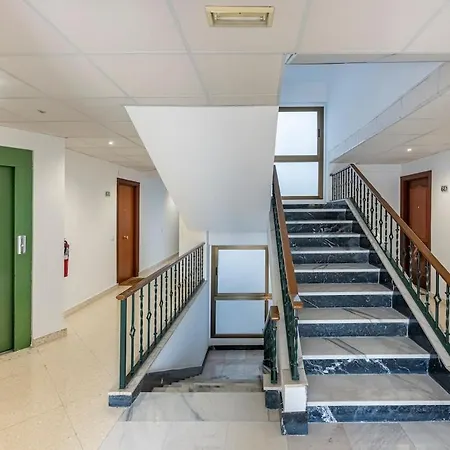 Modern 1 Bedroom Apartment, Steps From The Sea & Downtown *