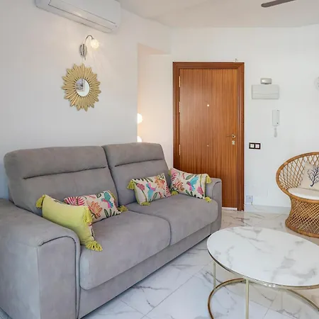 Apartment Modern 1 Bedroom Apartment, Steps From The Sea & Downtown Marbella