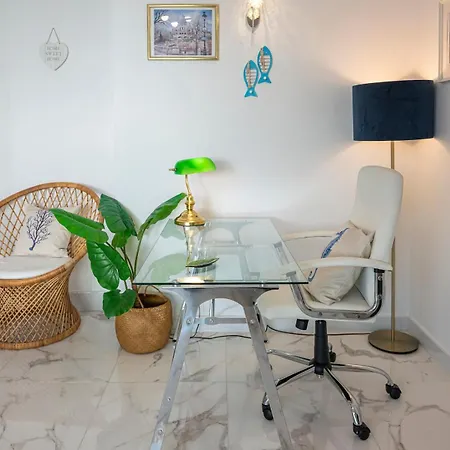 Modern 1 Bedroom Apartment, Steps From The Sea & Downtown Marbella