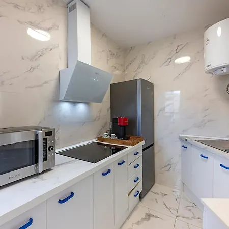Modern 1 Bedroom Apartment, Steps From The Sea & Downtown * Marbella