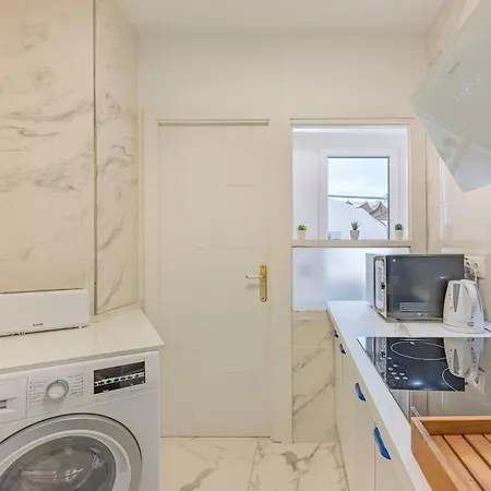 Modern 1 Bedroom Apartment, Steps From The Sea & Downtown Apartment