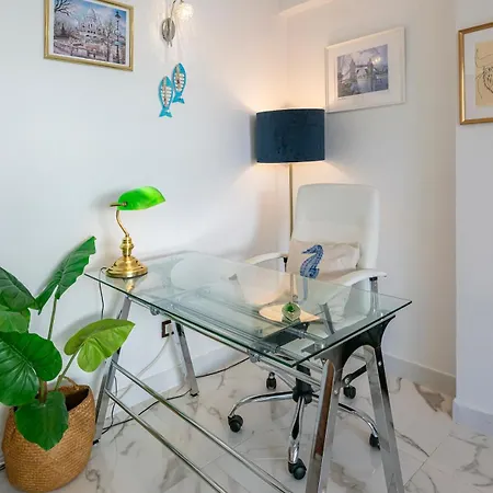 Modern 1 Bedroom Apartment, Steps From The Sea & Downtown *