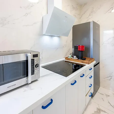 Modern 1 Bedroom Apartment, Steps From The Sea & Downtown