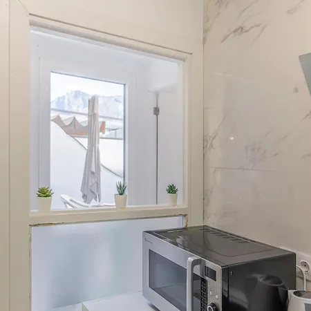 Modern 1 Bedroom Apartment, Steps From The Sea & Downtown Apartment